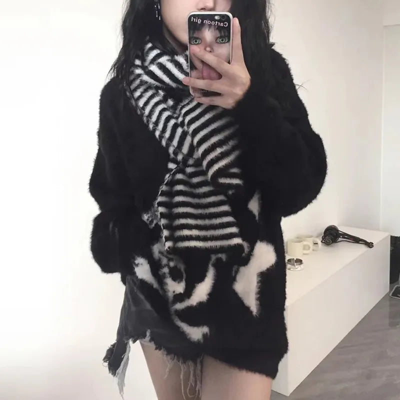 Strickpullover mit Totenkopf- und Sternmotiv